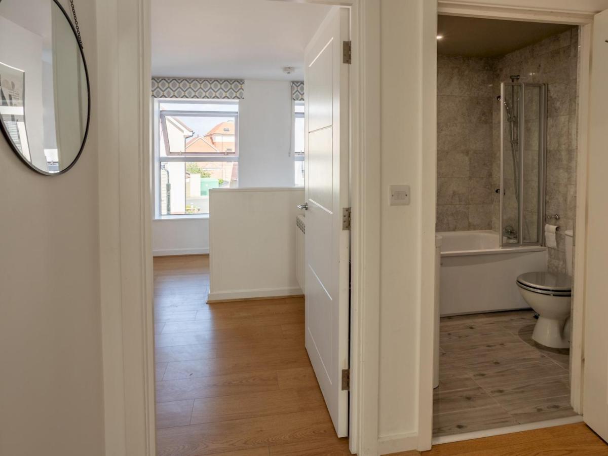Pass The Keys Modern Stylish Apartment With Parking Bournemouth Bagian luar foto