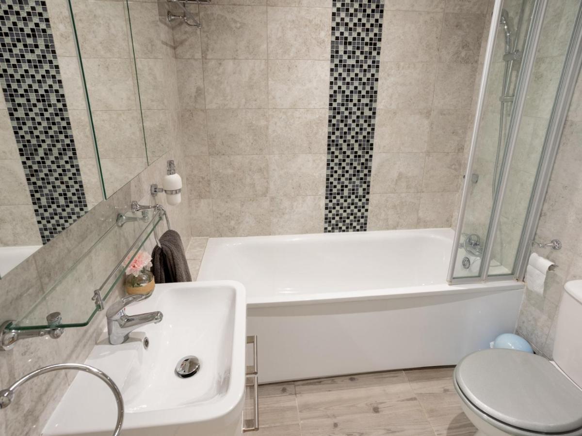 Pass The Keys Modern Stylish Apartment With Parking Bournemouth Bagian luar foto