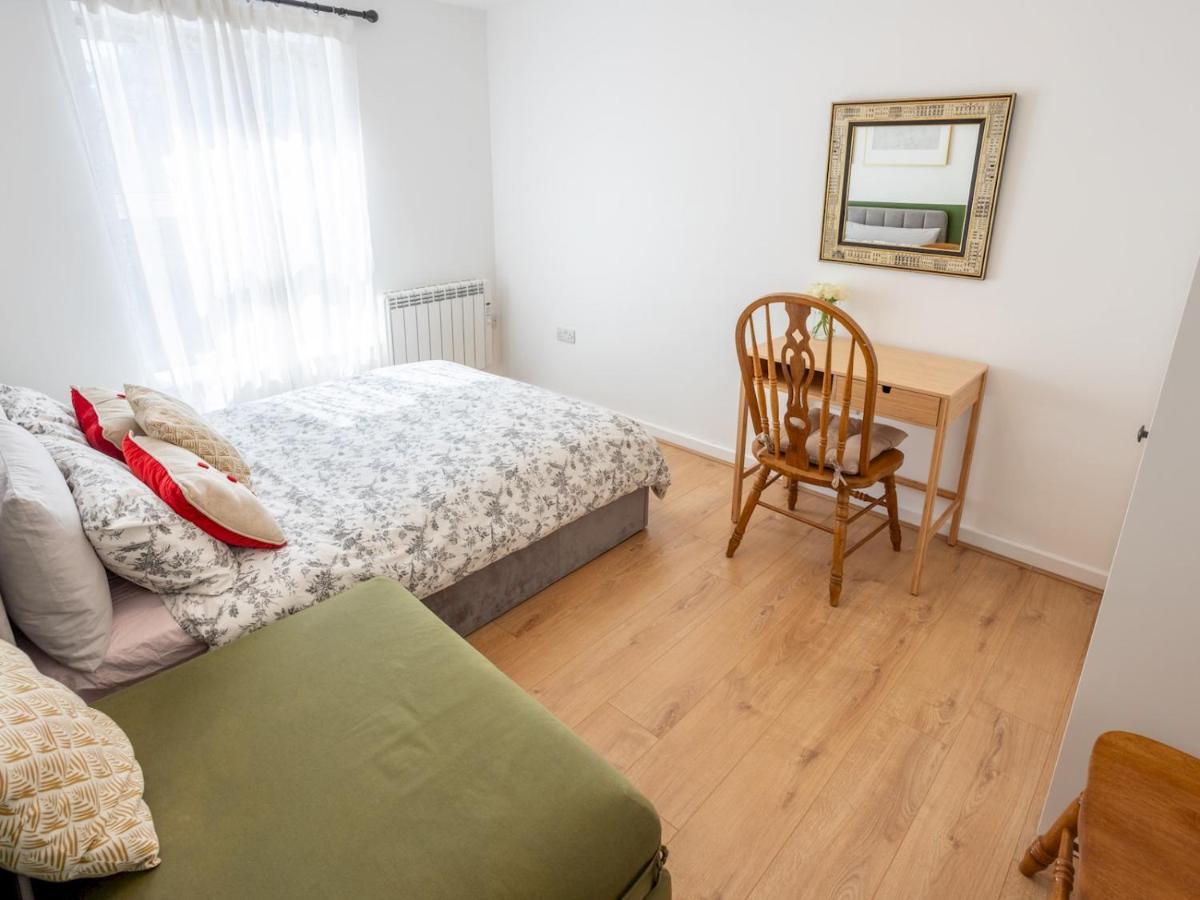 Pass The Keys Modern Stylish Apartment With Parking Bournemouth Bagian luar foto